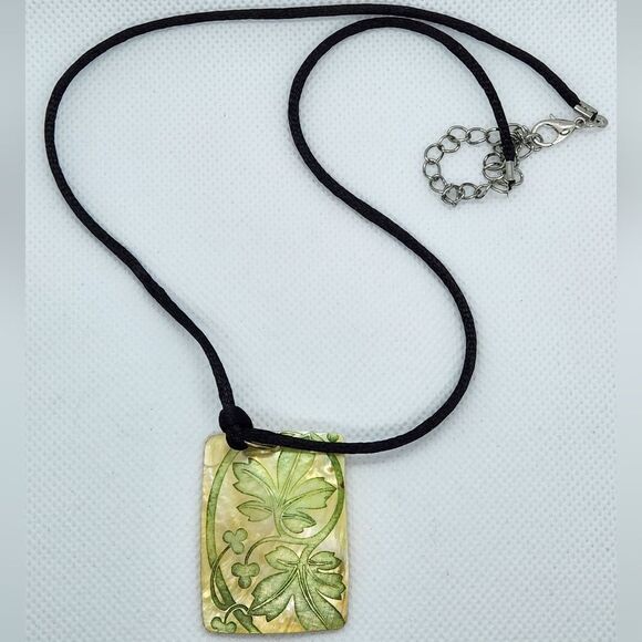 🔺️Green Etched & Painted Leaf Print Seashell Pendant Necklace - Picture 2 of 5